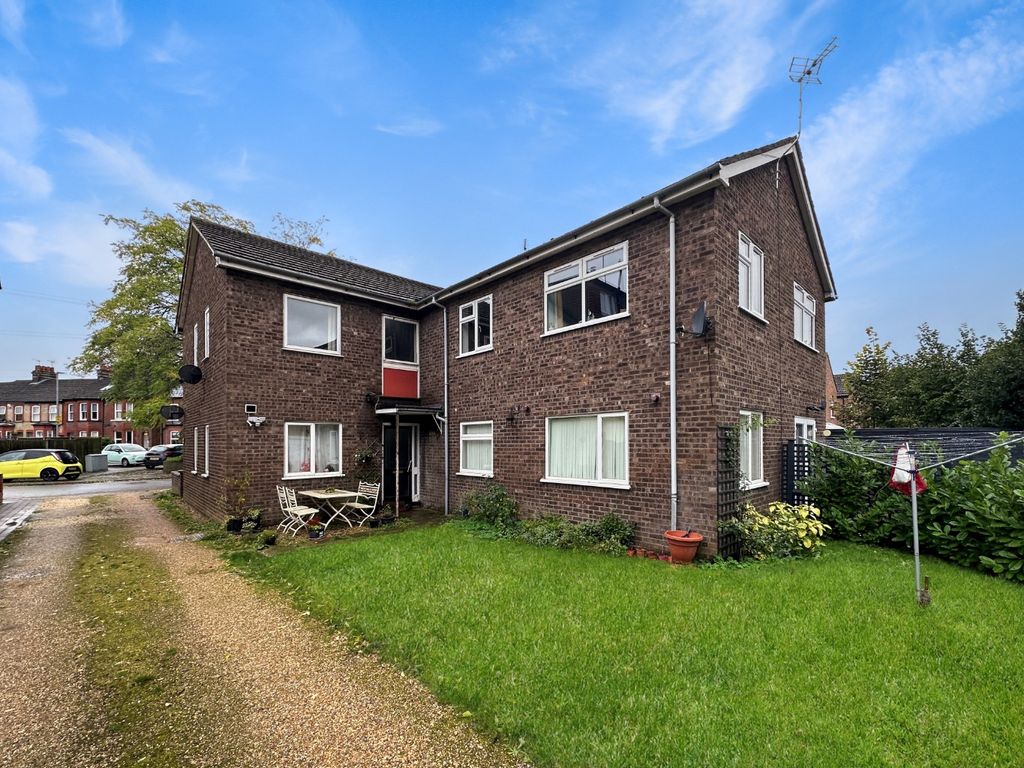 2 bed flat for sale in St. Peters Road, Dunstable LU5, £140,000 Zoopla