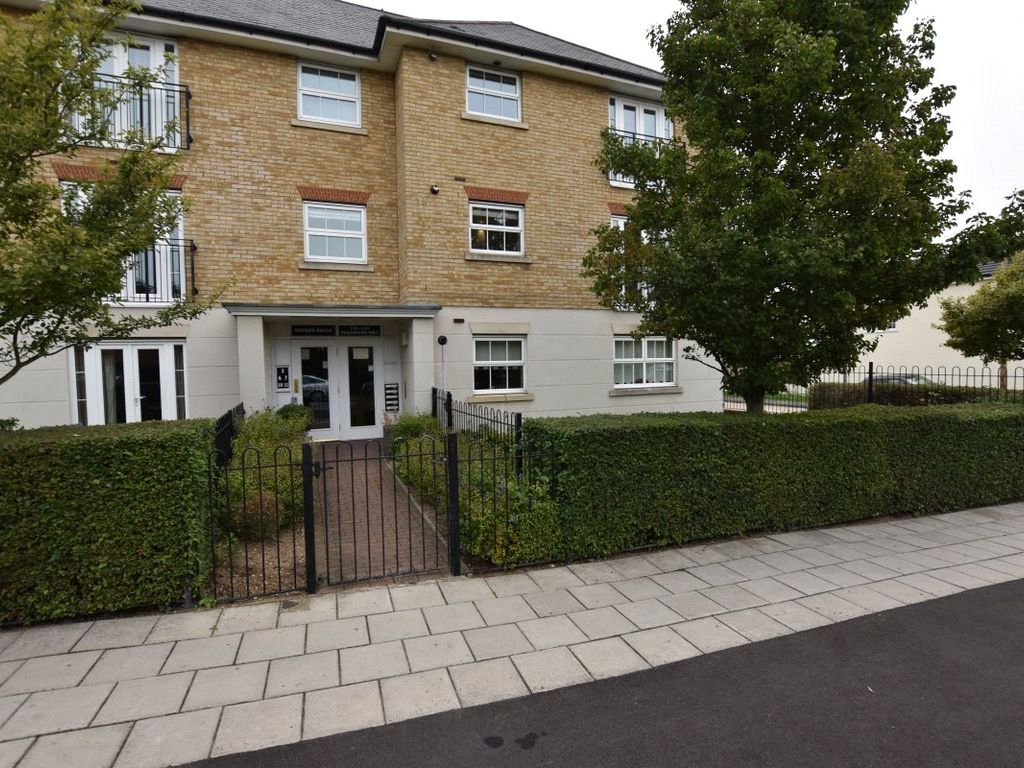 2 bed flat to rent in Tomswood Hill, Chigwell, Essex IG6, £1,900 pcm