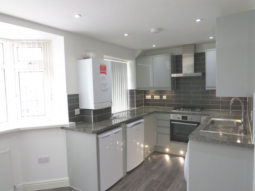 2 bed flat to rent in Bilton Road, Perivale, Greenford UB6, £1,850 pcm
