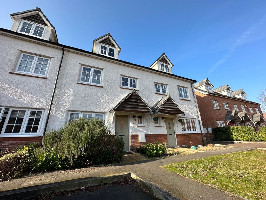 4 bed town house to rent in Stonechat Croft, Bracknell, Berkshire RG12 Zoopla