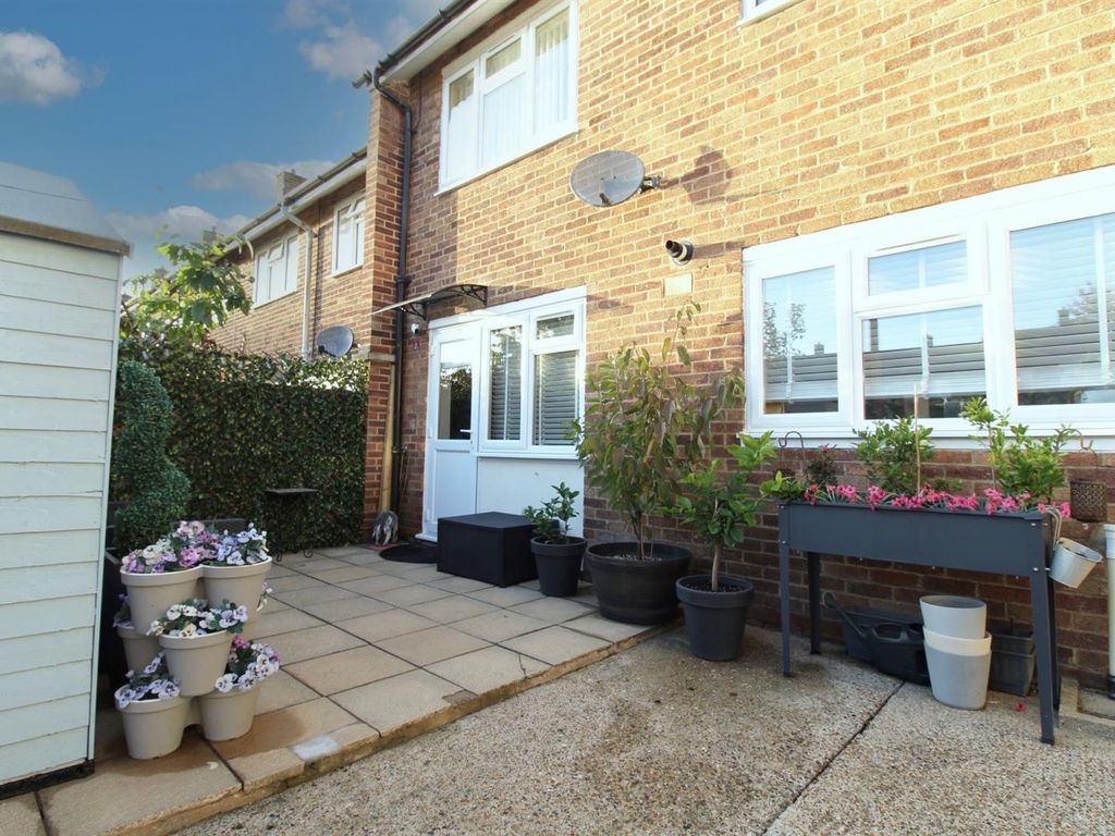2 bed flat for sale in Halling Hill, Harlow CM20, £230,000 Zoopla