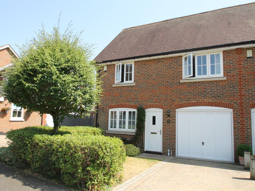 4 bed semidetached house for sale in Readers Court, Teston, Maidstone
