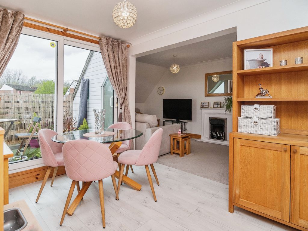 2 bed flat for sale in Eynsham Way, Basildon SS13 Zoopla