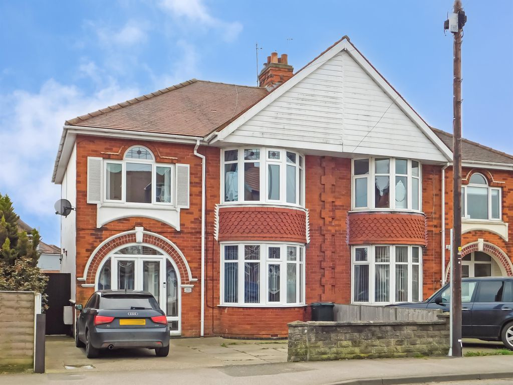 4 bed semidetached house for sale in Wainfleet Road, Skegness, Lincs