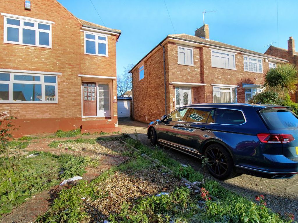 3 bed terraced house to rent in Pennine Avenue, Luton, Bedfordshire LU3