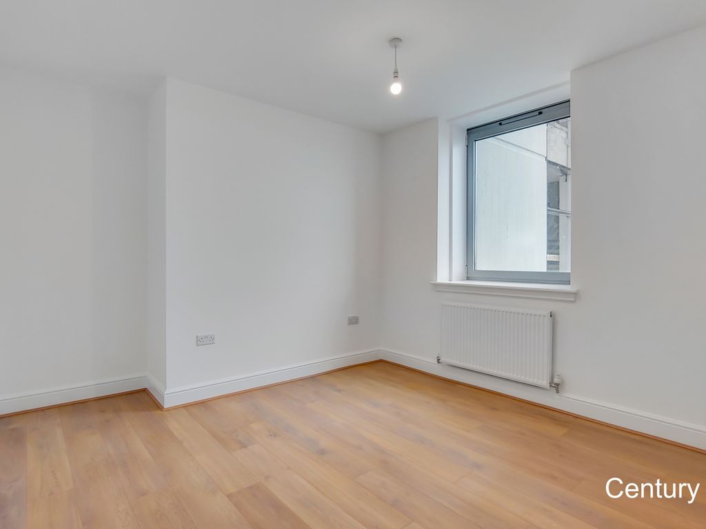 2 bed flat to rent in Wakering Road, Barking IG11, £1,600 pcm Zoopla