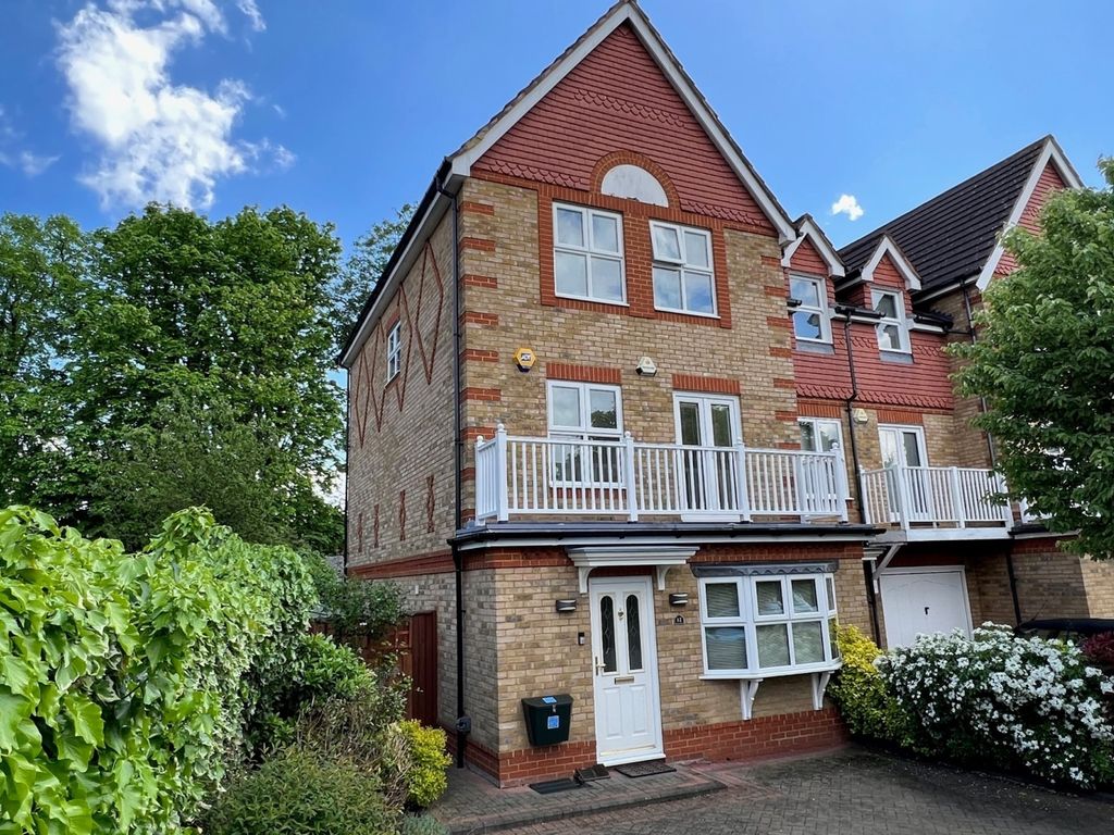 4 bed end terrace house for sale in Chiltern Close, StainesUponThames