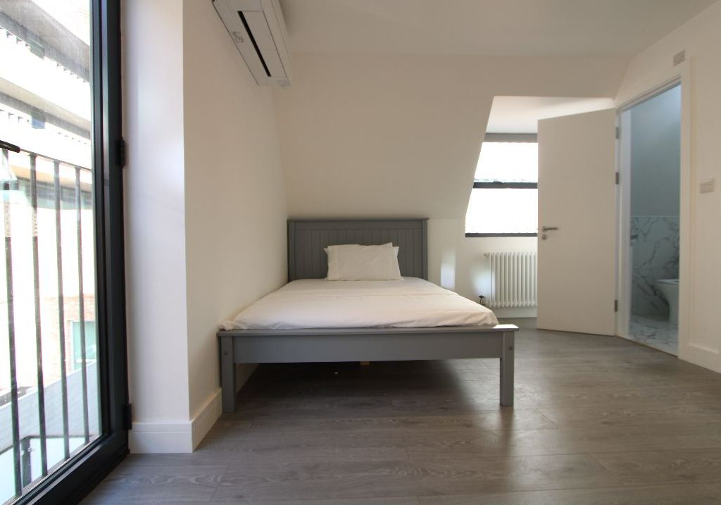 2 bed flat to rent in Parkgate Rd, Batersea SW11 Zoopla