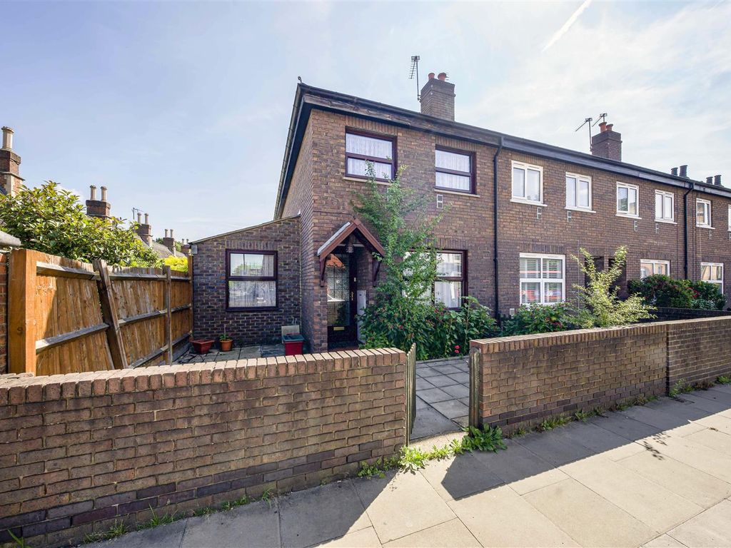 4 bed end terrace house for sale in Twickenham Road, Isleworth TW7, £