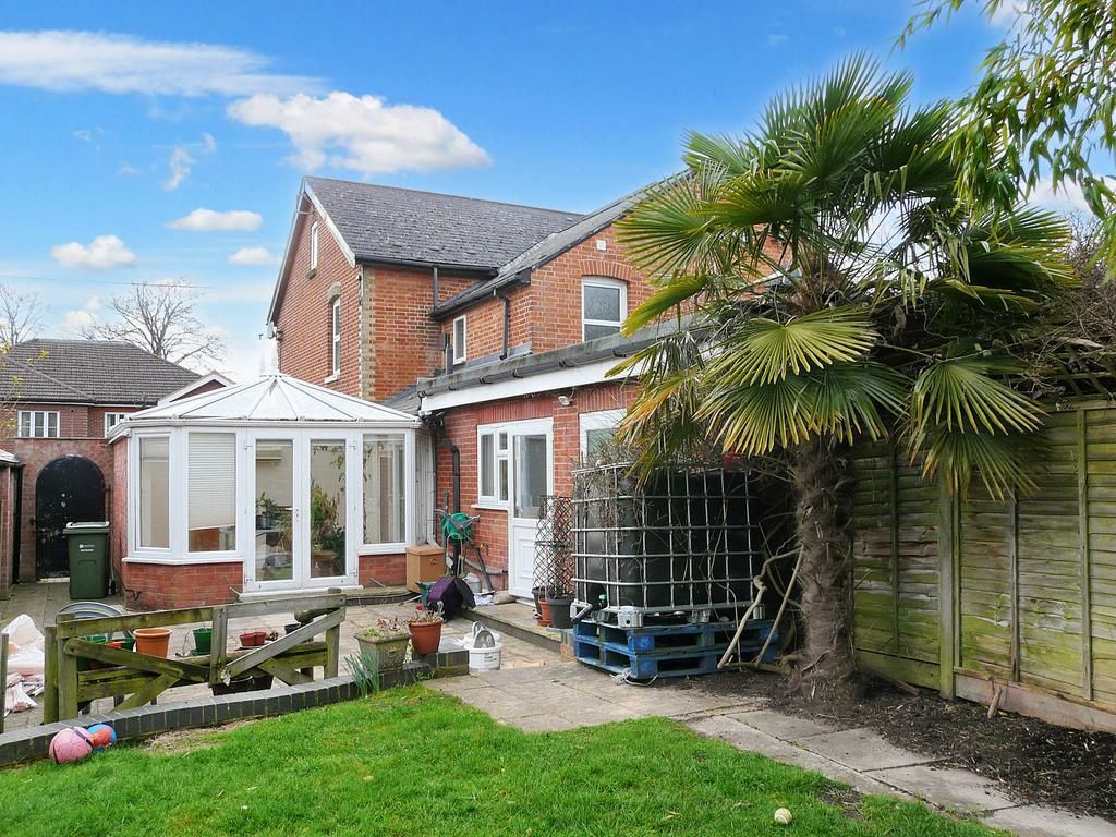 3 bed semidetached house to rent in Frimley Road, Aldershot GU12, £