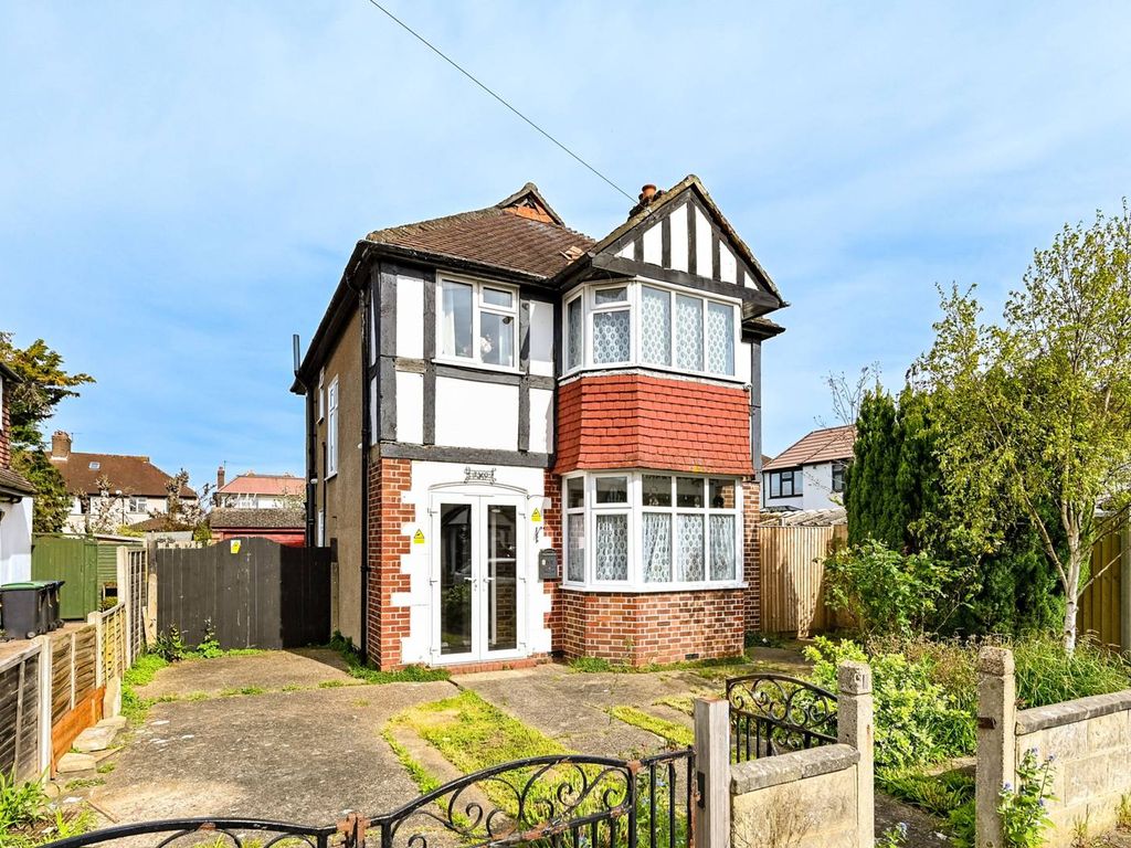 3 bed detached house for sale in Turner Road, New Malden KT3, £725,000