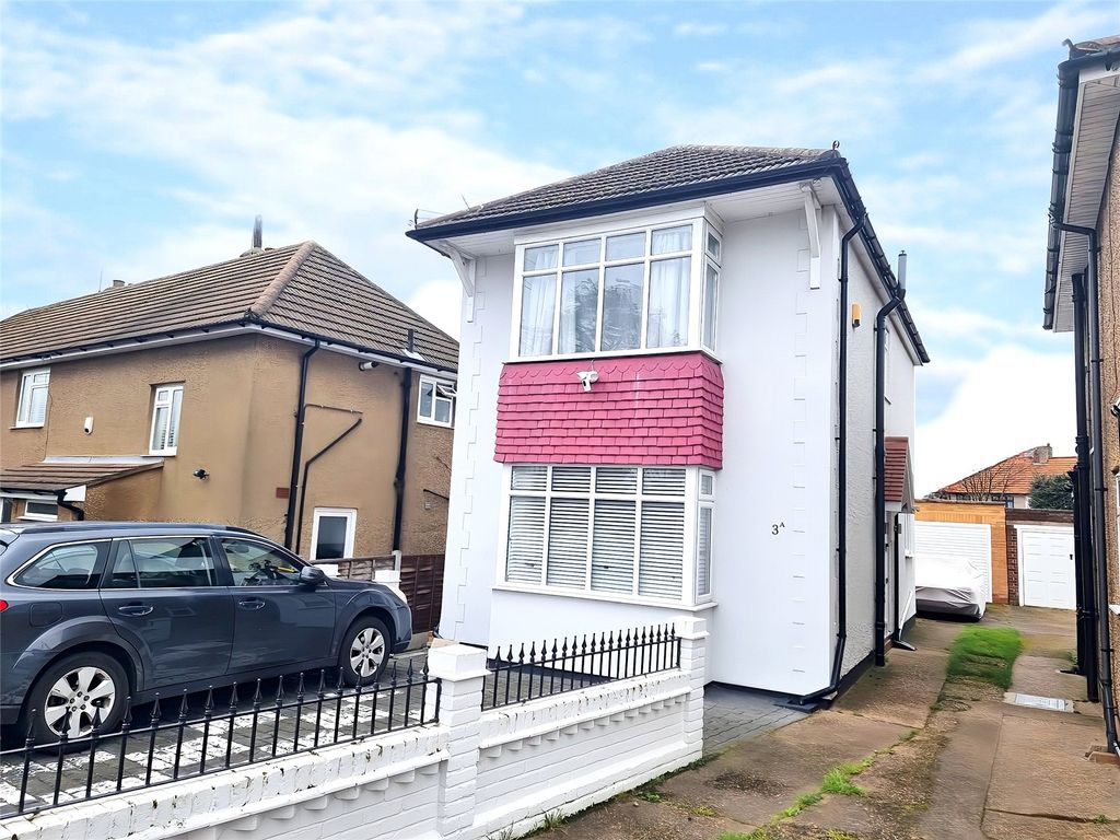 3 bed detached house for sale in Walmer Close, Romford RM7, £450,000