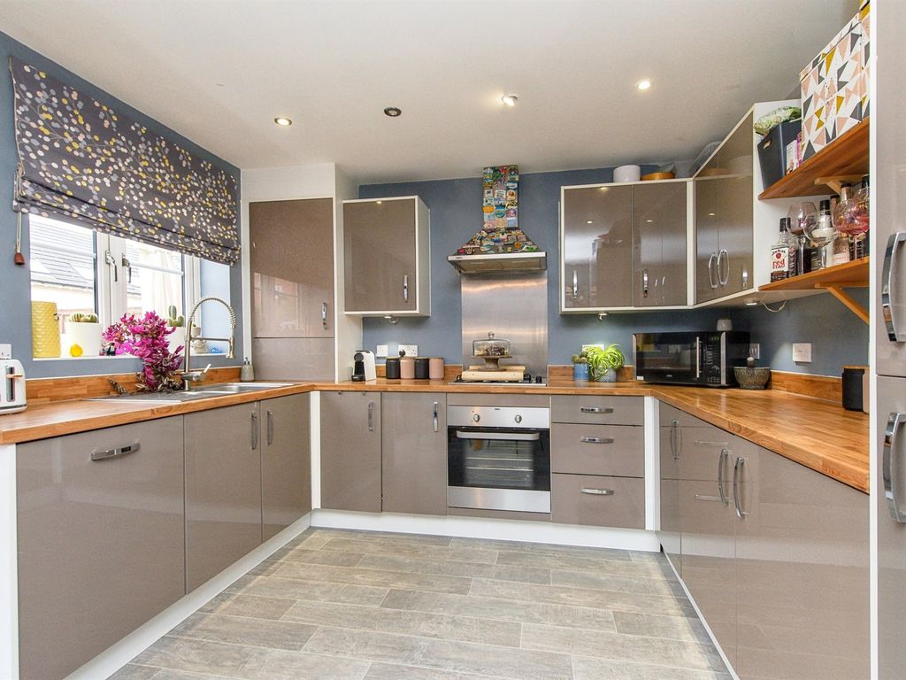 4 bed end terrace house for sale in Walton Park Street, Castleford WF10