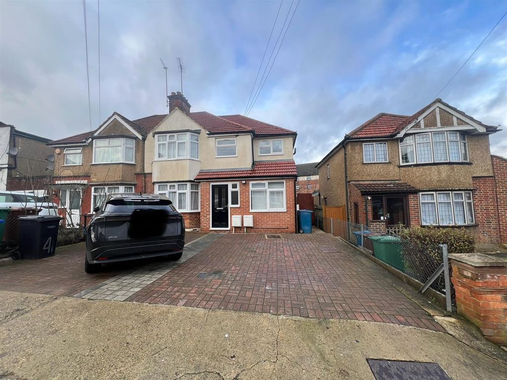 2 bed flat to rent in Albany Crescent, Edgware HA8, £1,750 pcm Zoopla