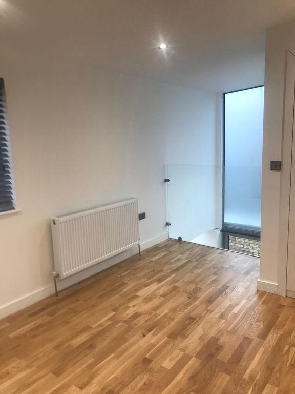 1 bed detached house to rent in Street, Southall UB2, £1,500 pcm