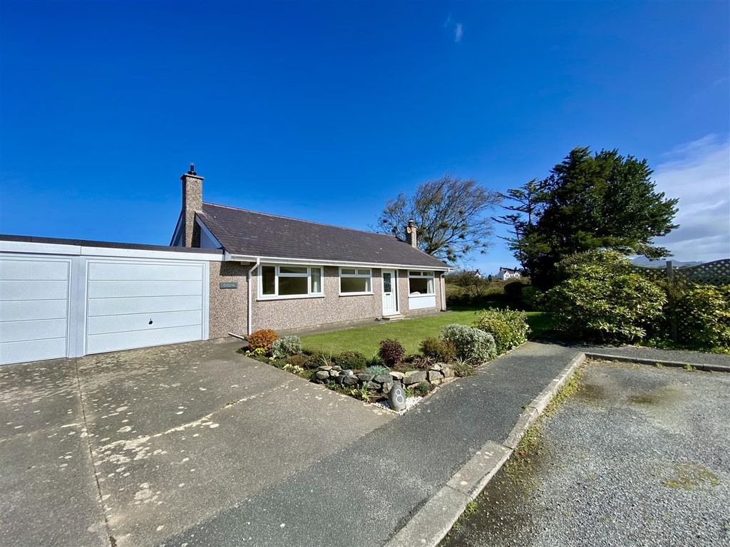 3 bed semidetached bungalow for sale in Bryn Estate, Morfa Nefyn