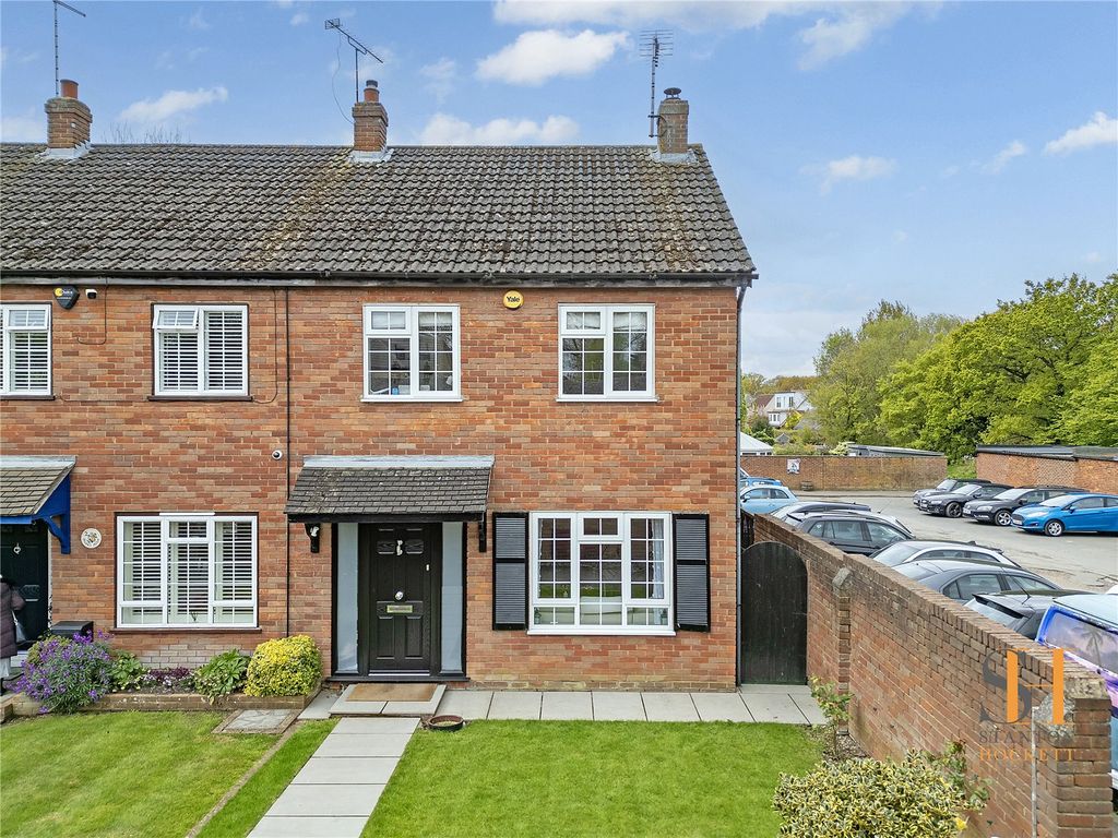 3 bed end terrace house for sale in Doublet Mews, Billericay, Essex