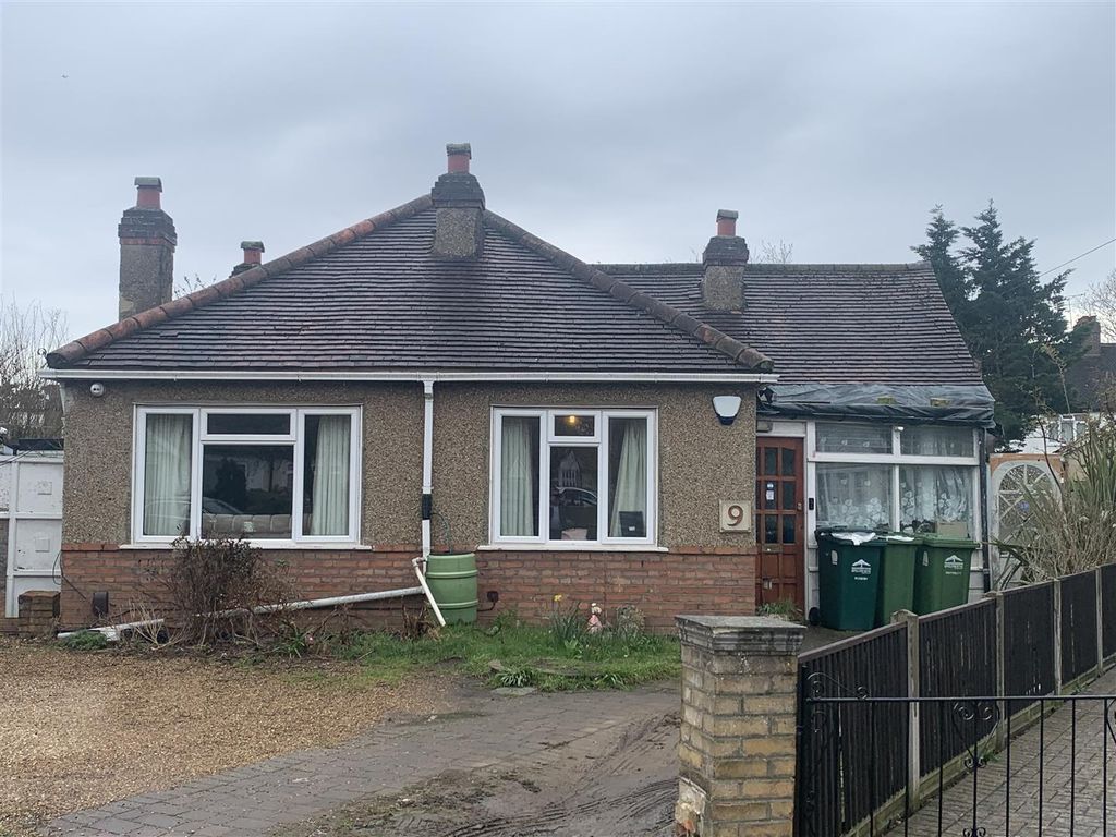 3 bed bungalow for sale in Arlington Road, Ashford TW15, £550,000 Zoopla