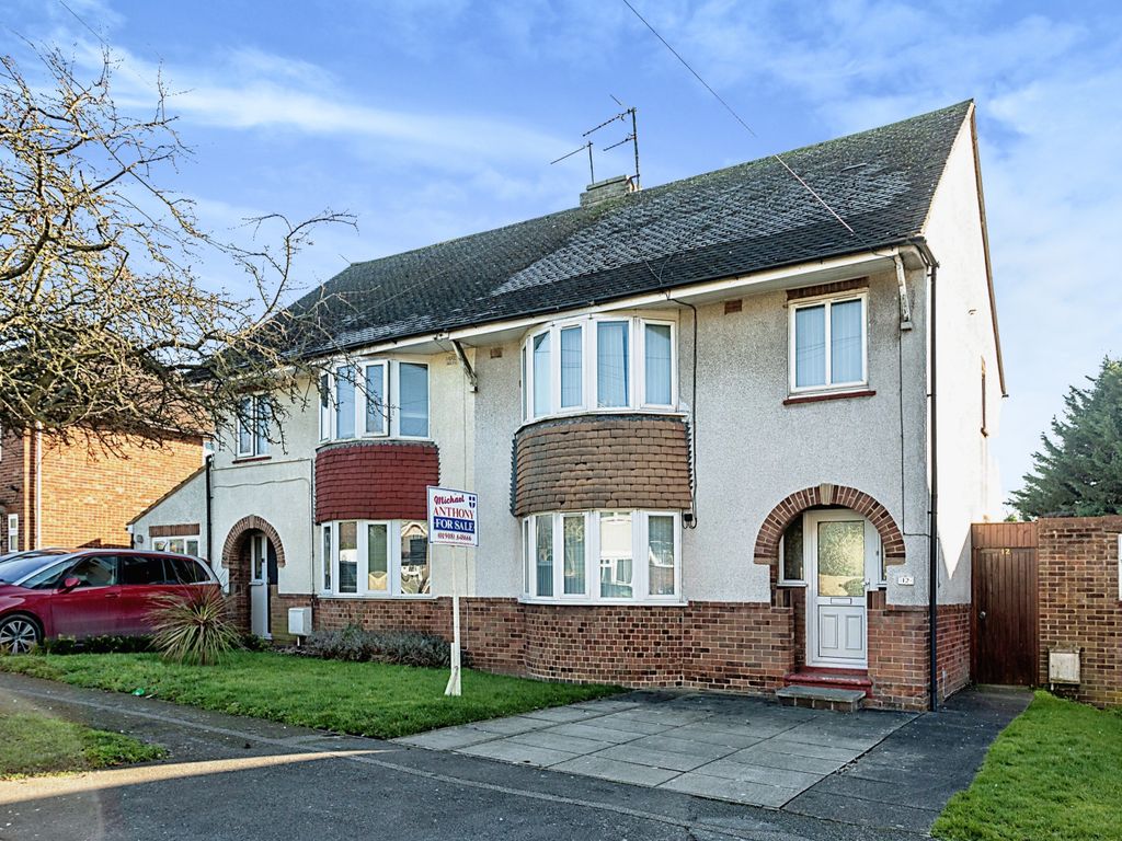 3 bed semidetached house for sale in Oakwood Drive, Bletchley, Milton
