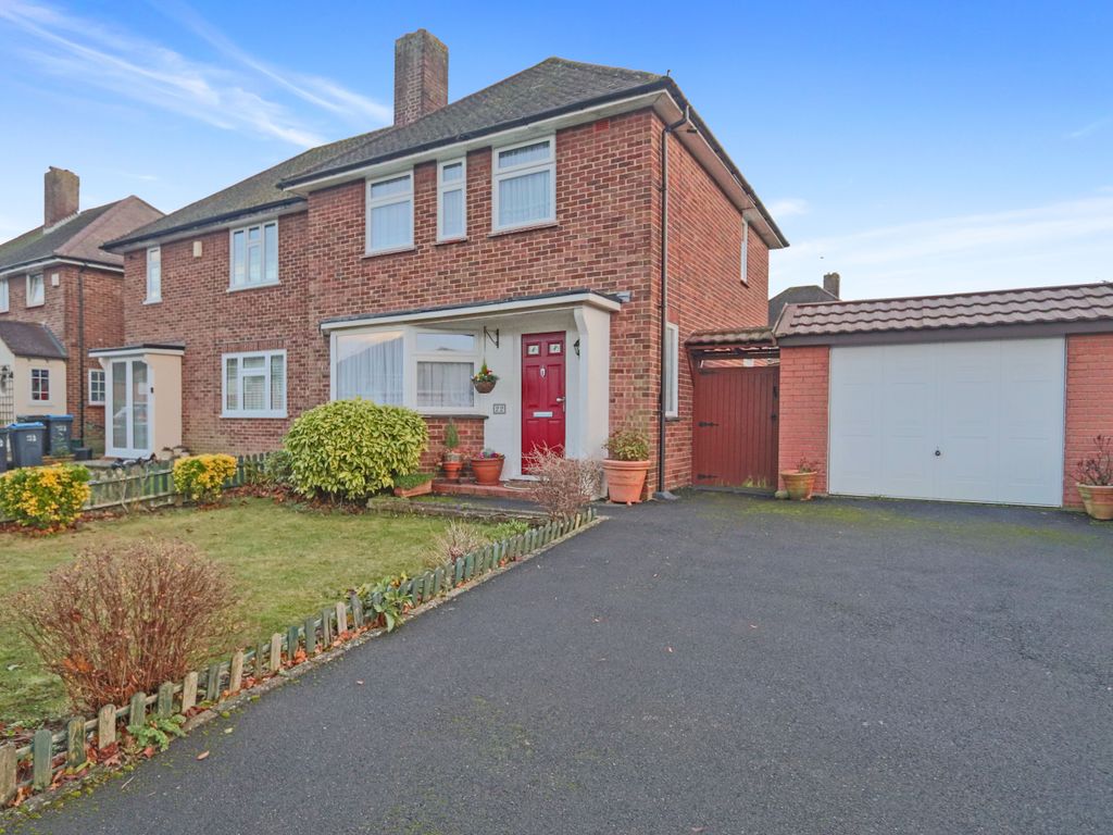 3 bed semidetached house for sale in Waddington Avenue, Coulsdon CR5