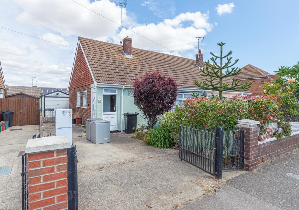 2 bed semidetached bungalow for sale in Hawthorn Road, ClactonOnSea