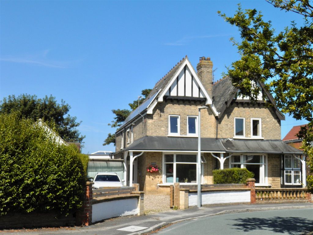 5 bed semidetached house for sale in Belvedere Park, Hornsea HU18, £