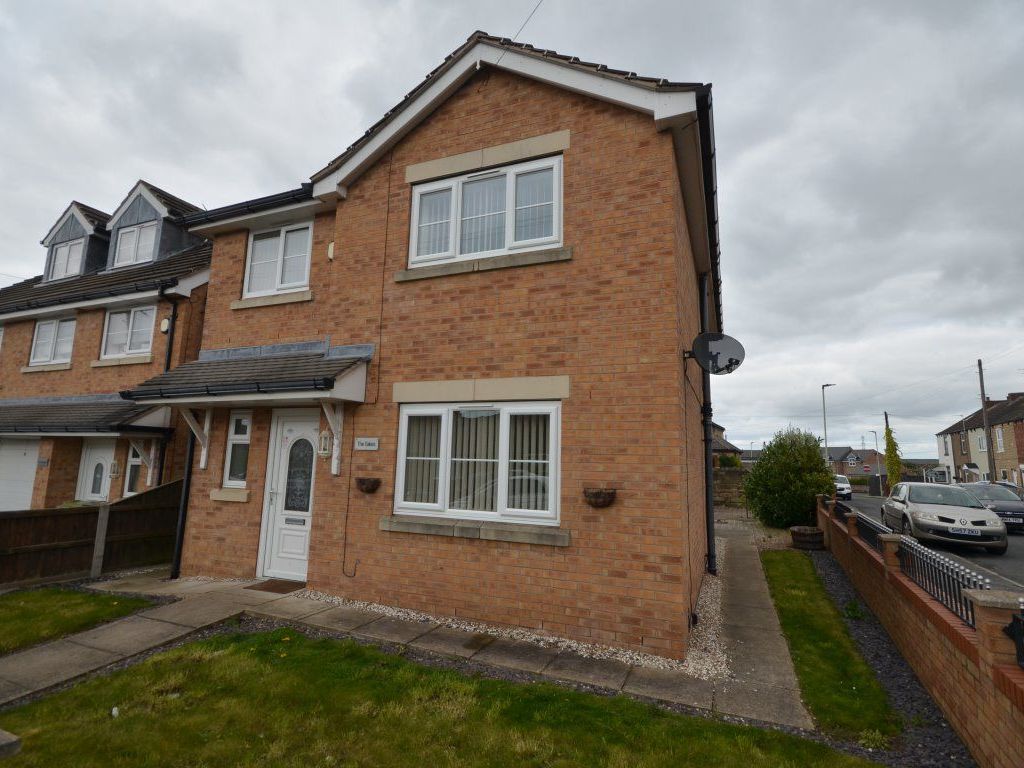 4 bed detached house to rent in The Oaks, Manor Drive, Featherstone WF7