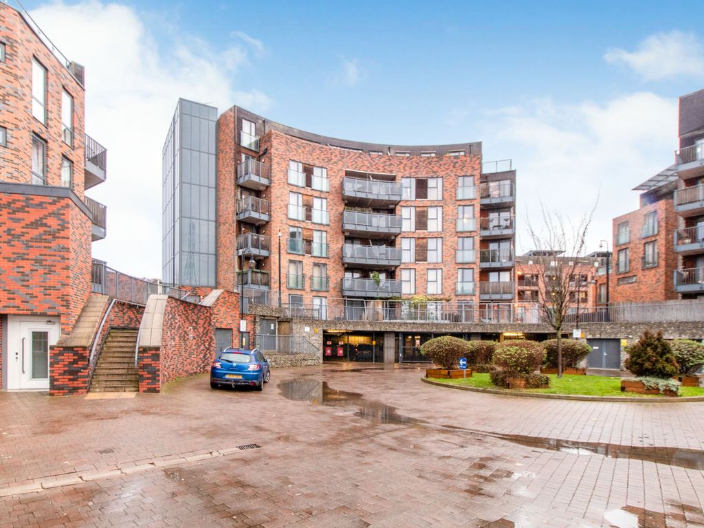 2 bed flat for sale in Townhall Square, Crayford, Dartford DA1, £