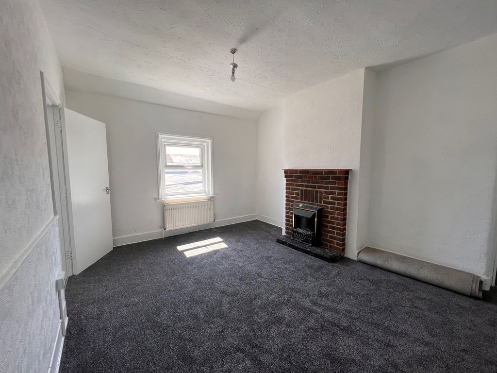 3 bed flat to rent in Beach Road, Eastbourne BN22 Zoopla