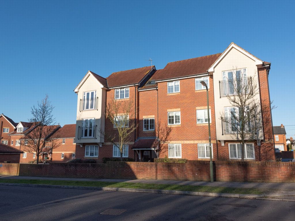 1 bed flat to rent in Woodside Court, Farnborough GU14, £975 pcm Zoopla