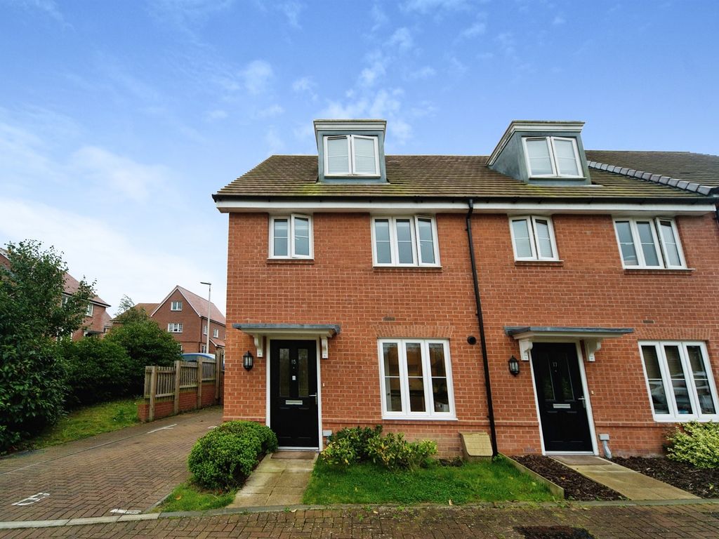 3 bed semidetached house for sale in Christie Close, Stone Cross