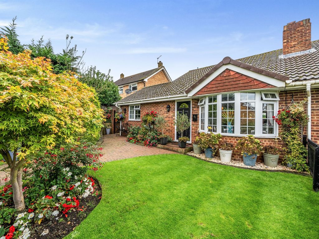 2 bed semidetached bungalow for sale in Beverley Gardens, Maidenhead