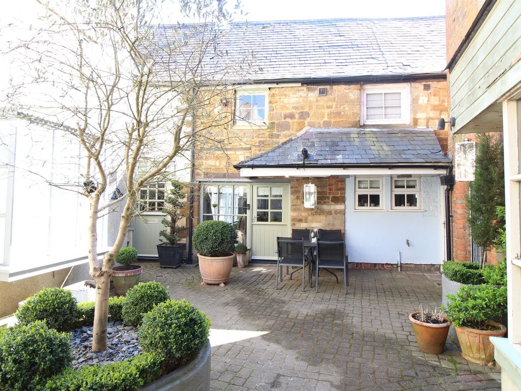 2 bed flat for sale in Printers Yard, Uppingham, Oakham LE15, £250,000