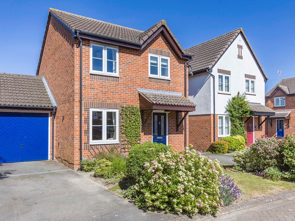 3 bed linkdetached house for sale in Armingford Crescent, Melbourn SG8