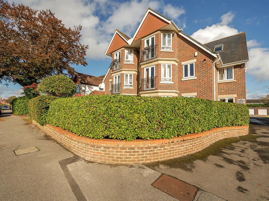 2 bed flat for sale in Sturges Court, Sturges Road, Wokingham
