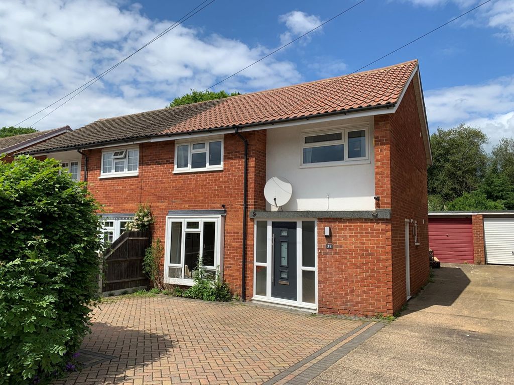 3 bed semidetached house for sale in Nodes Drive, Stevenage