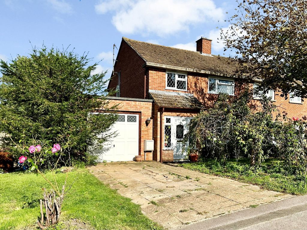 3 bed semidetached house for sale in Upthorpe Drive, Charlton, Wantage