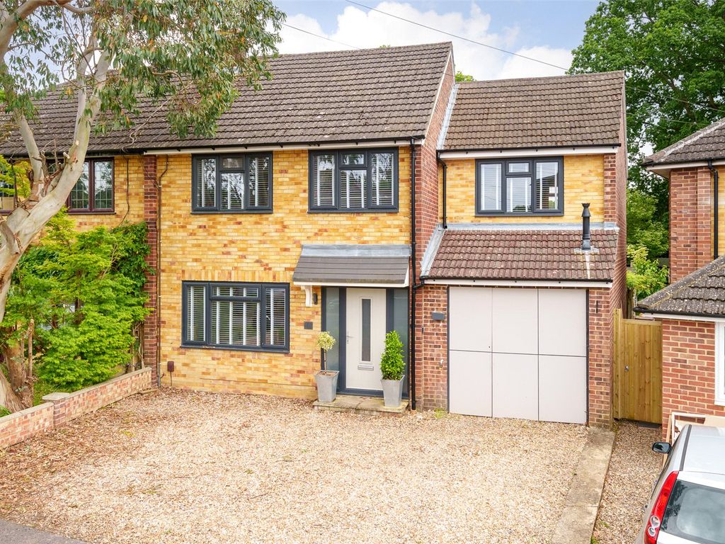 4 bed semidetached house for sale in Hinton Close, Crowthorne