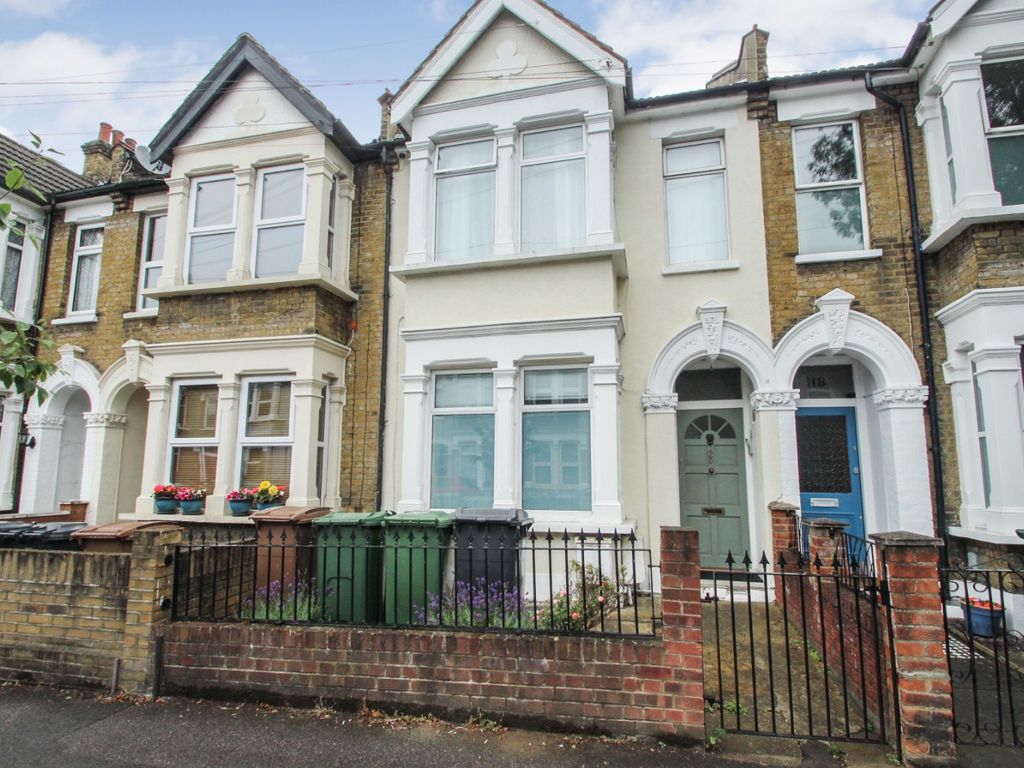 2 bed flat to rent in Cavendish Drive, Leytonstone, London E11, £1,750