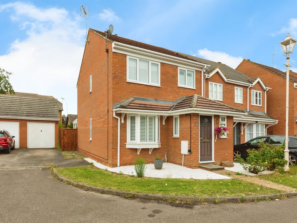 3 bed detached house for sale in Lark Vale, Aylesbury HP19, £400,000