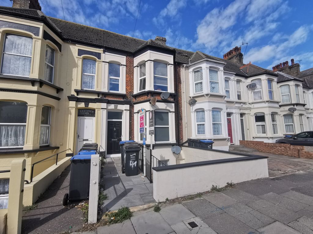 2 bed flat to rent in Ramsgate Road, Margate CT9, £950 pcm - Zoopla