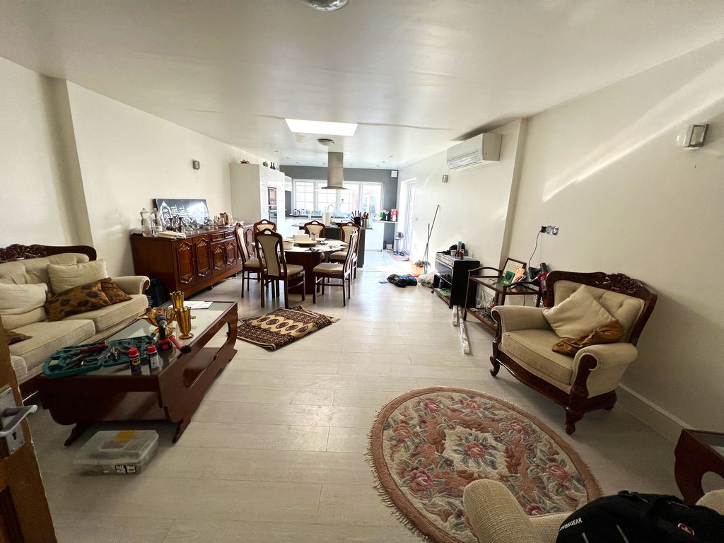 3 bed semidetached house to rent in Warwick Road, Chingford E4, £1,950