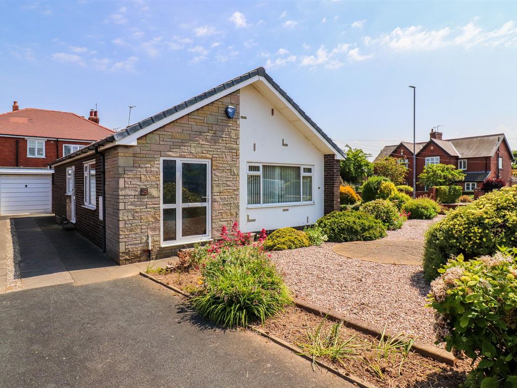 2 bed detached bungalow for sale in The Paddock, Castleford WF10, £
