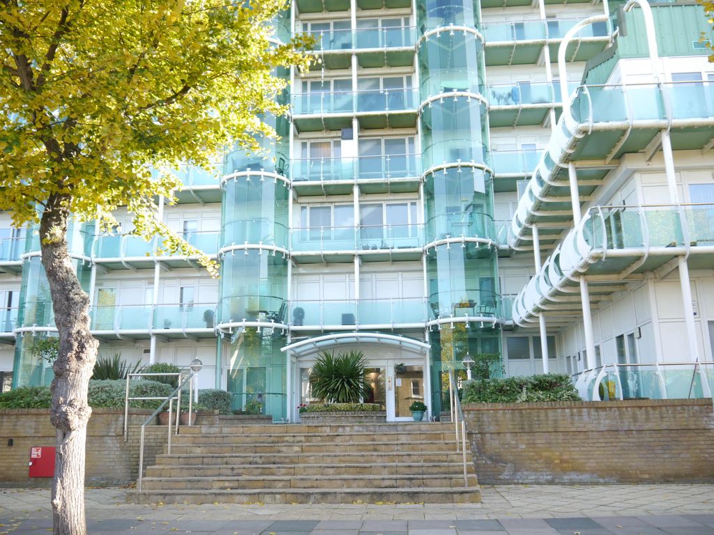 2 bed flat to rent in Tower Point, 52 Sydney Road, Enfield EN2, £1,850