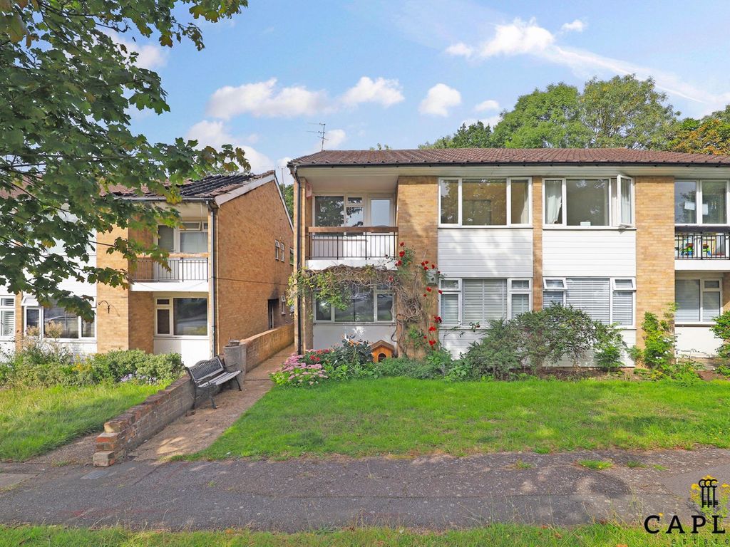 2 bed property to rent in The Cedars, Buckhurst Hill IG9, £1,625 pcm