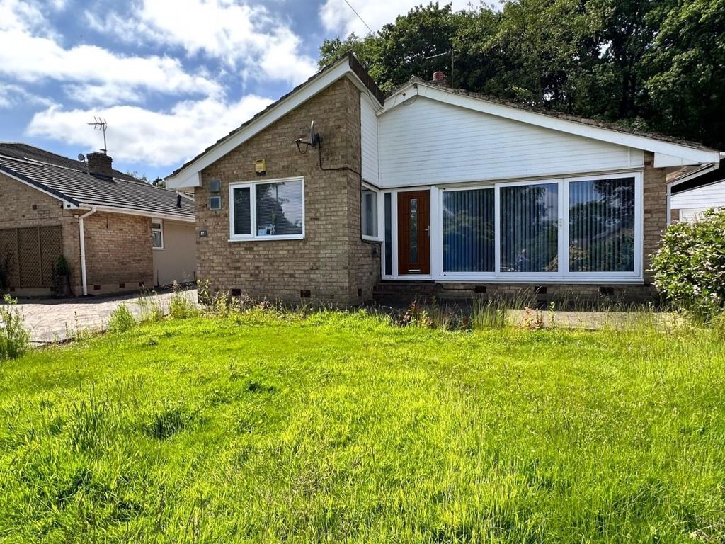 3 bed detached bungalow for sale in Stirling Crescent, Horsforth, Leeds