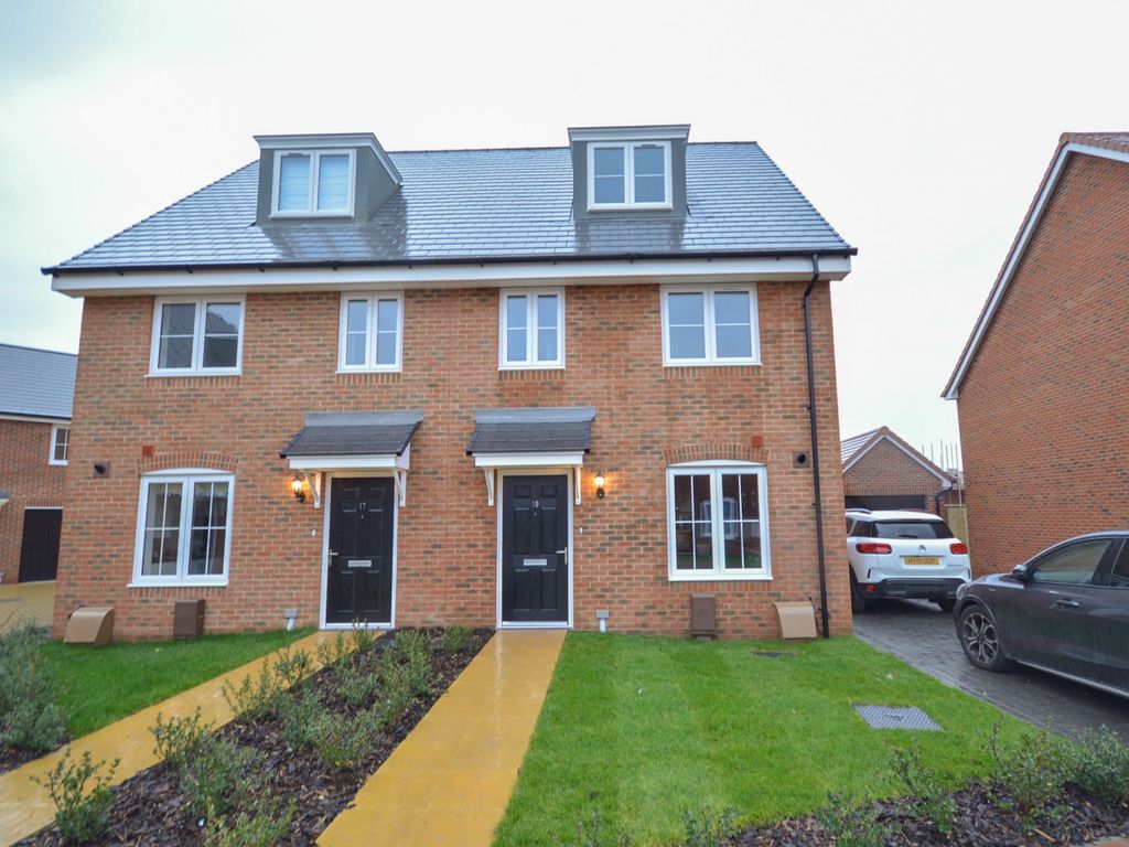3 bed semidetached house to rent in 19 Squires Grove, Eastergate