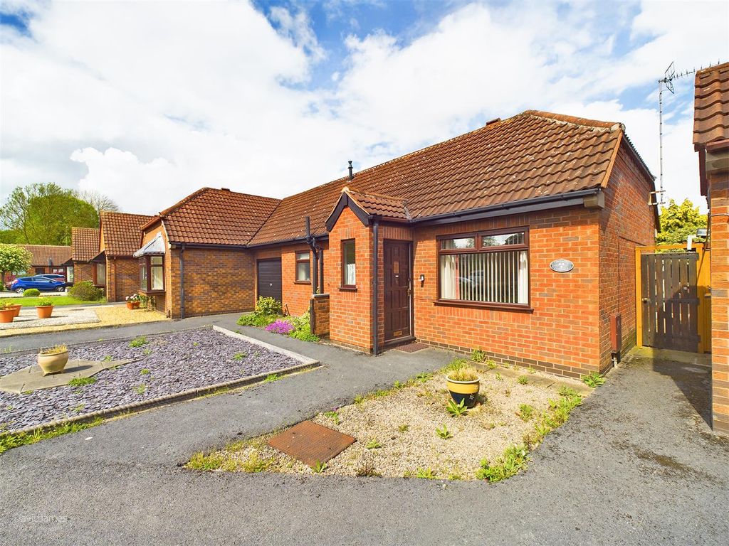 2 bed terraced bungalow for sale in Pendennis Close, Gedling