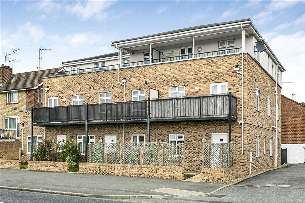 2 bed flat for sale in Staines Road West, SunburyOnThames, Surrey