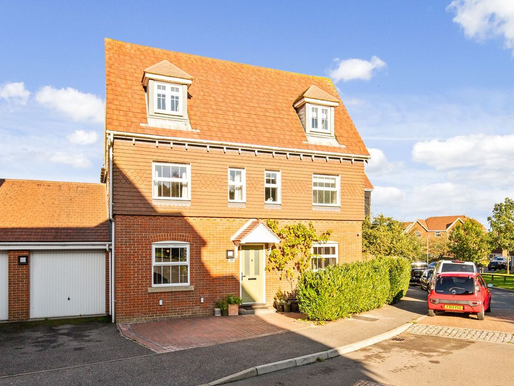 6 bed detached house for sale in Trunley Way, Hawkinge, Folkestone CT18